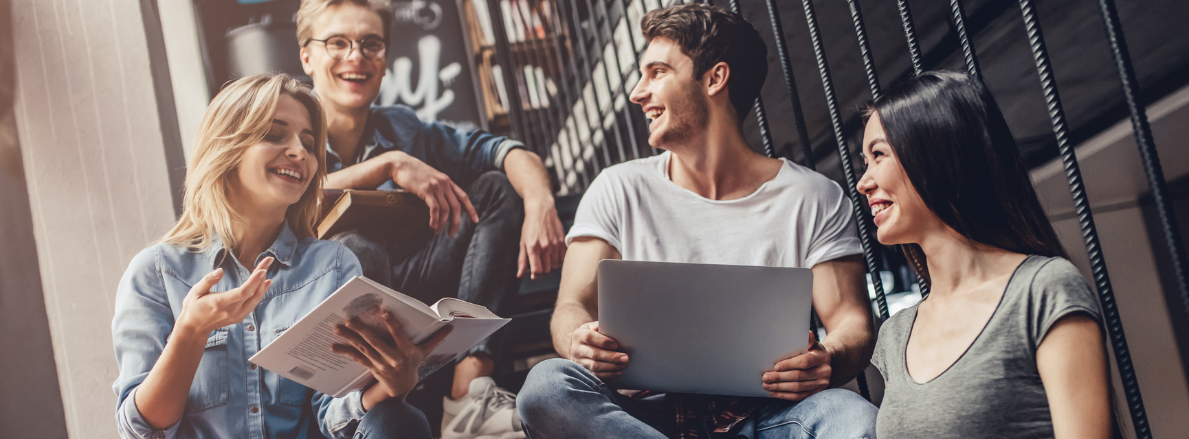 Dekoratives Bild: Junge Menschen an der Universität