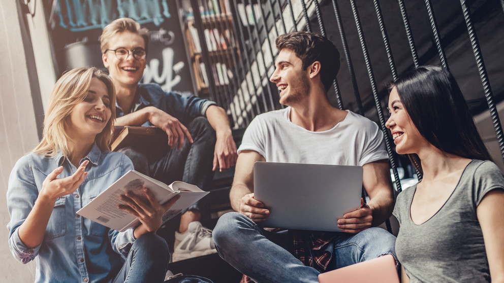 Dekoratives Bild: Junge Menschen an der Universität